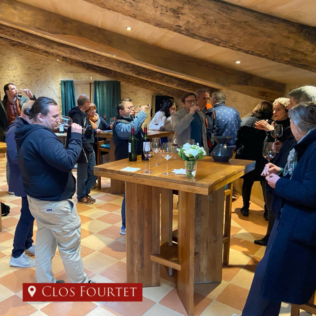 les participants dégustant les vins du Clos fOURTET